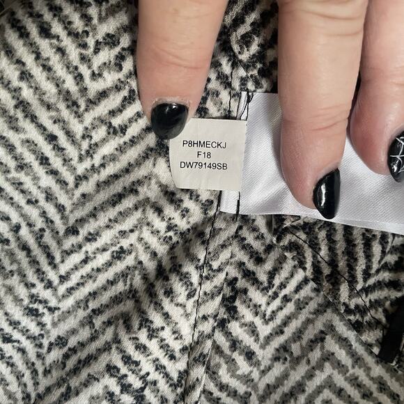 DKNY Shirt Women‎ Large Black Gray Geometric Button Up Lightweight Blouse Top - Picture 13 of 13